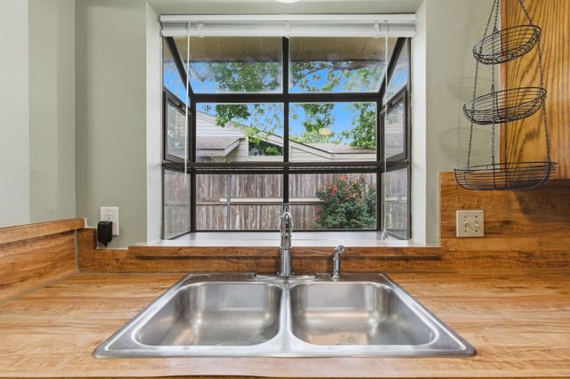 633 Hunters Glen Street, Lewisville, TX 75067