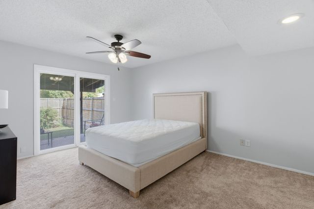633 Hunters Glen Street, Lewisville, TX 75067