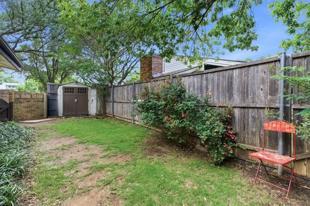 633 Hunters Glen Street, Lewisville, TX 75067