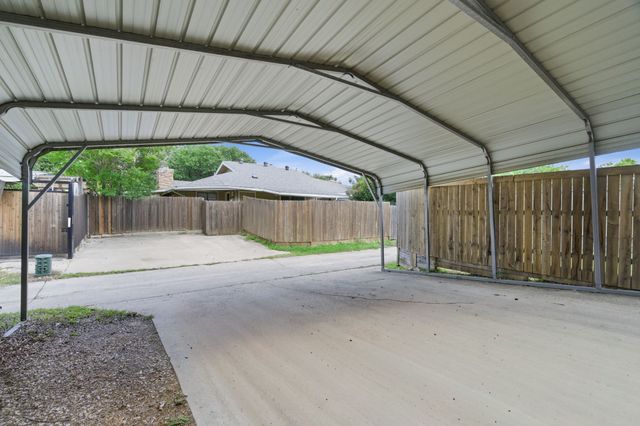 633 Hunters Glen Street, Lewisville, TX 75067