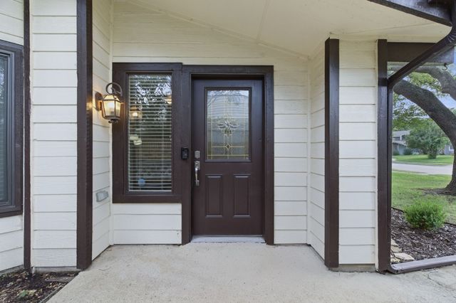 633 Hunters Glen Street, Lewisville, TX 75067