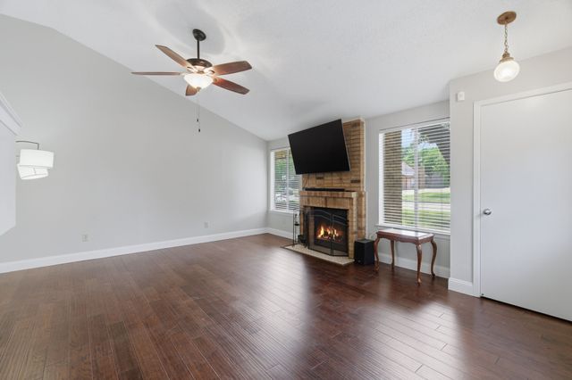 633 Hunters Glen Street, Lewisville, TX 75067