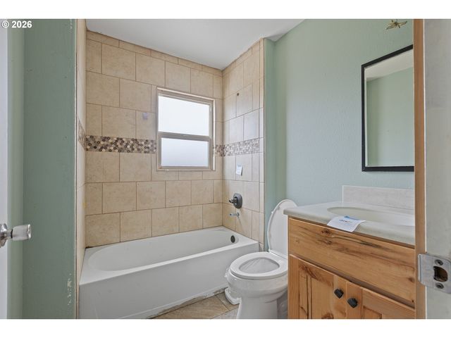 1710 Se MAIN St, Roseburg, OR 97470