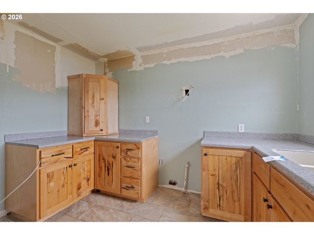 1710 Se MAIN St, Roseburg, OR 97470