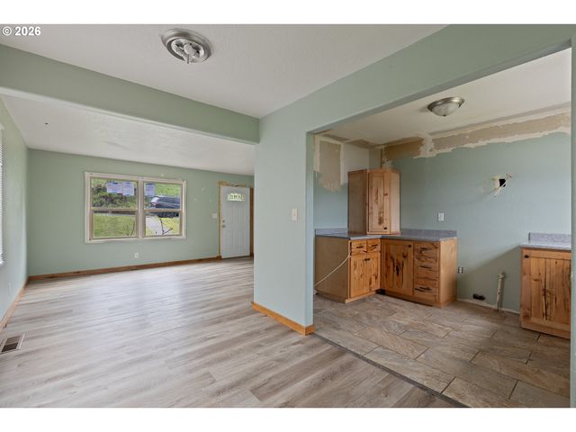 1710 Se MAIN St, Roseburg, OR 97470