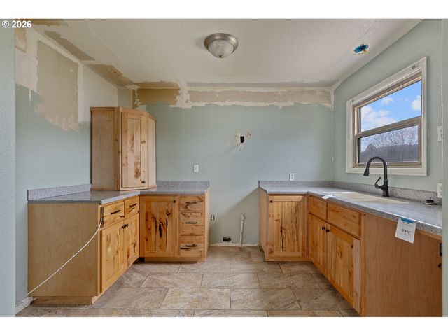 1710 Se MAIN St, Roseburg, OR 97470