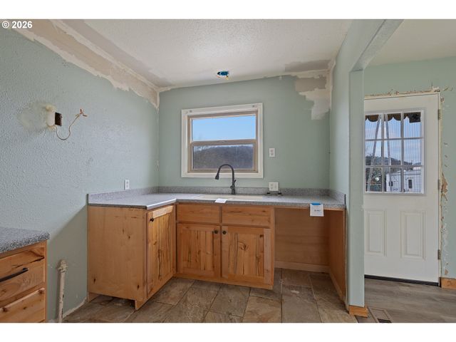 1710 Se MAIN St, Roseburg, OR 97470