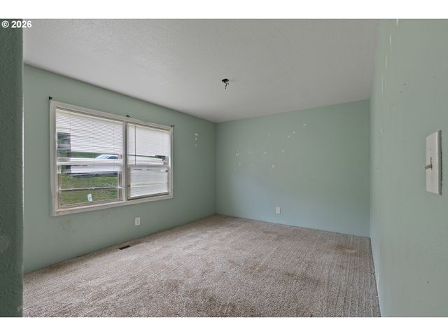 1710 Se MAIN St, Roseburg, OR 97470