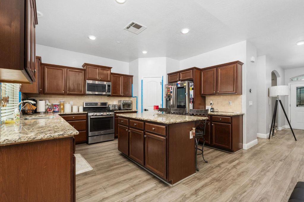 Image 10 of property listing at 2327 N Elm, Visalia, CA 93291