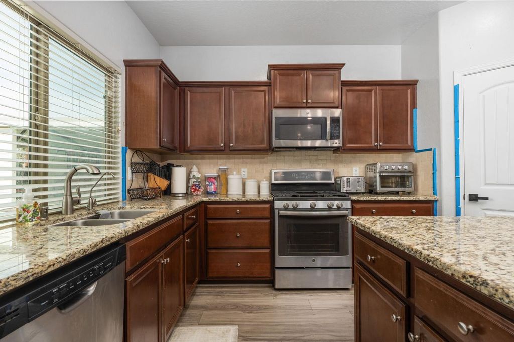 Image 11 of property listing at 2327 N Elm, Visalia, CA 93291