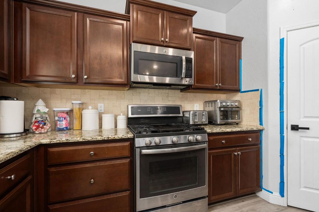 Image 12 of property listing at 2327 N Elm, Visalia, CA 93291