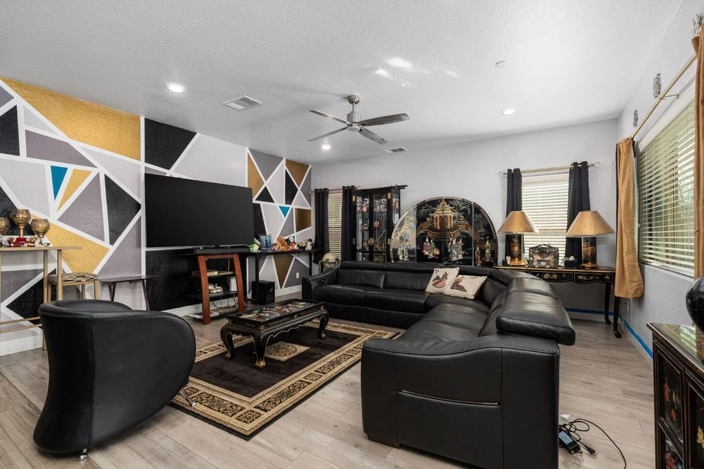 Image 15 of property listing at 2327 N Elm, Visalia, CA 93291