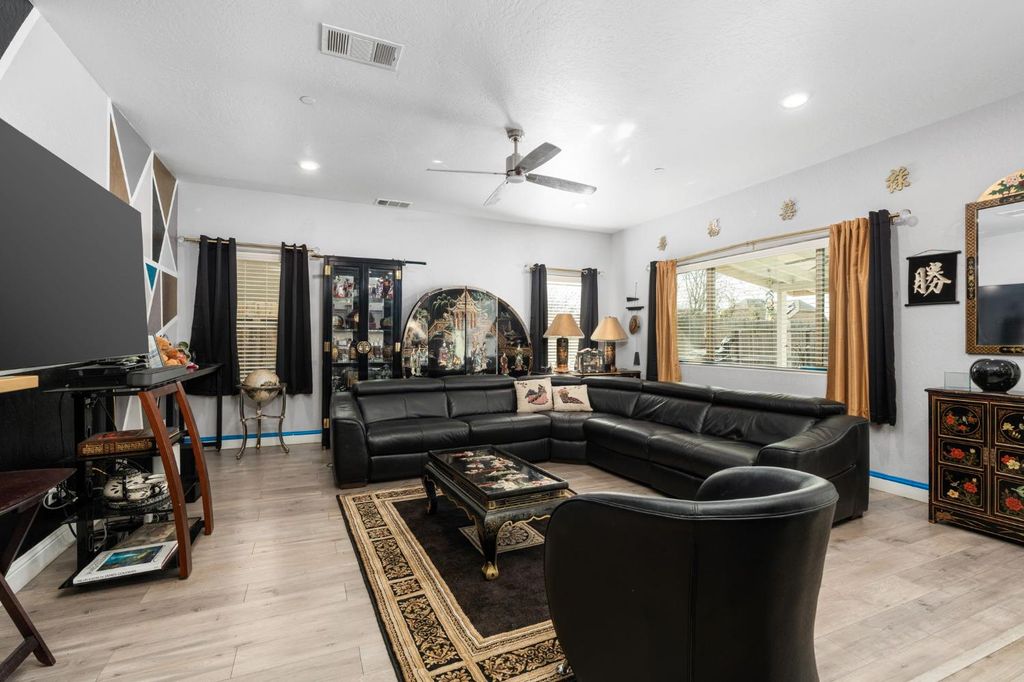 Image 16 of property listing at 2327 N Elm, Visalia, CA 93291