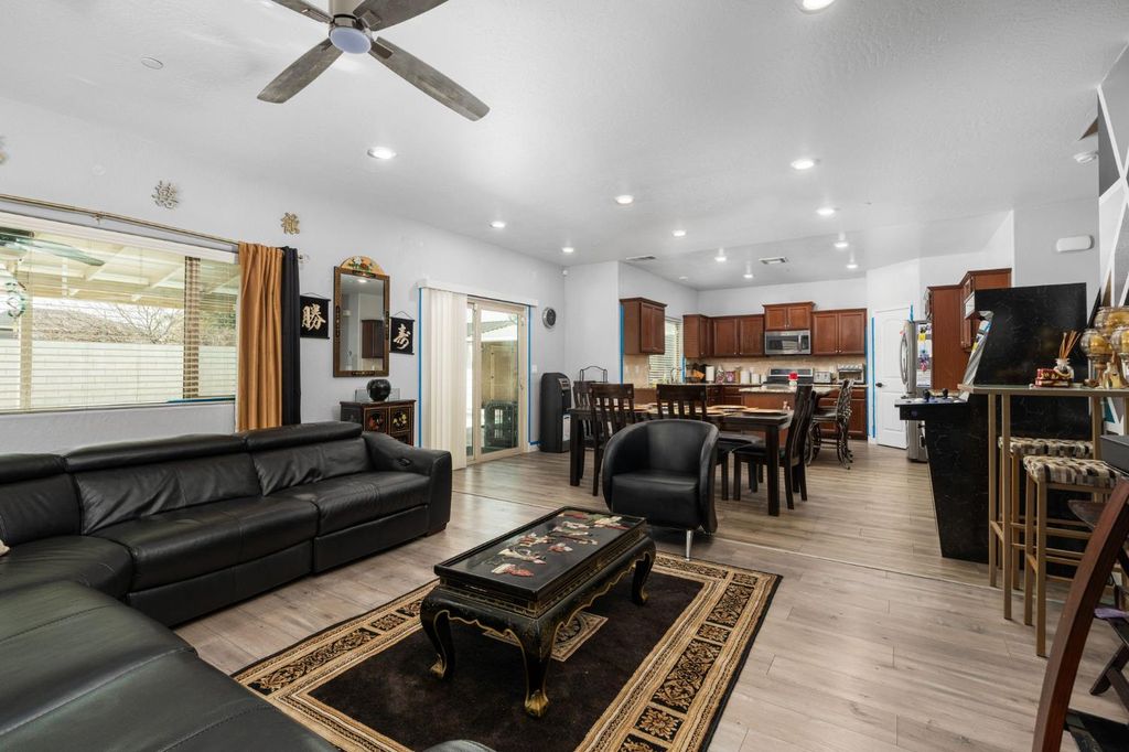 Image 18 of property listing at 2327 N Elm, Visalia, CA 93291