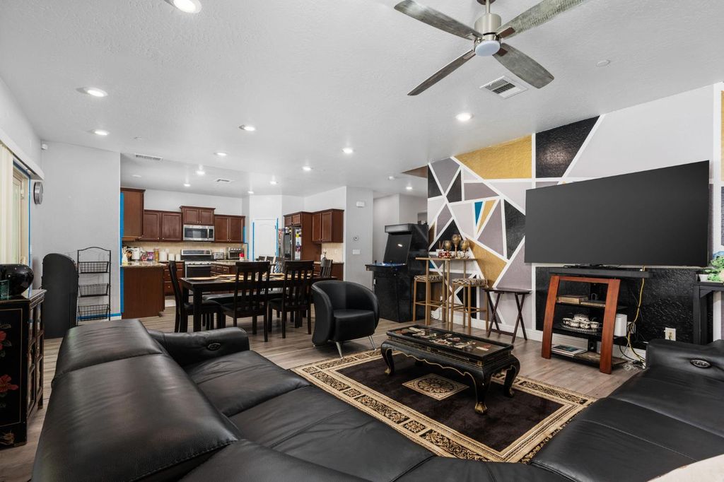 Image 19 of property listing at 2327 N Elm, Visalia, CA 93291