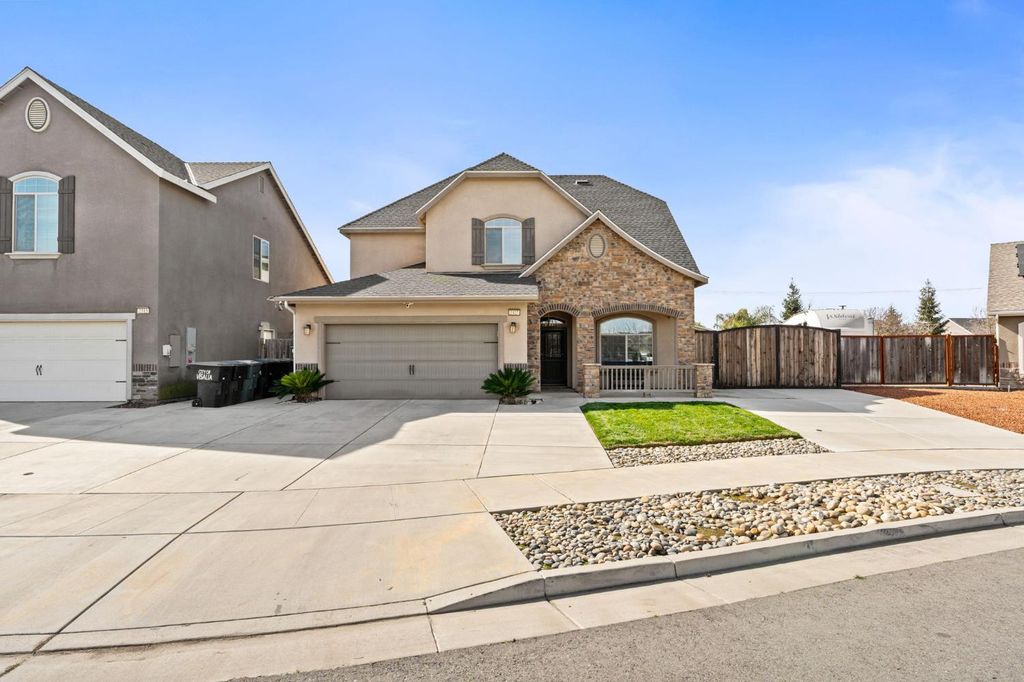 Image 2 of property listing at 2327 N Elm, Visalia, CA 93291