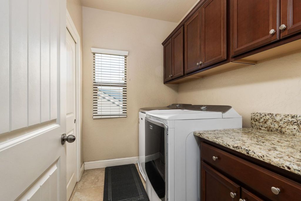 Image 25 of property listing at 2327 N Elm, Visalia, CA 93291