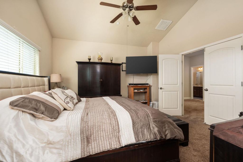 Image 29 of property listing at 2327 N Elm, Visalia, CA 93291