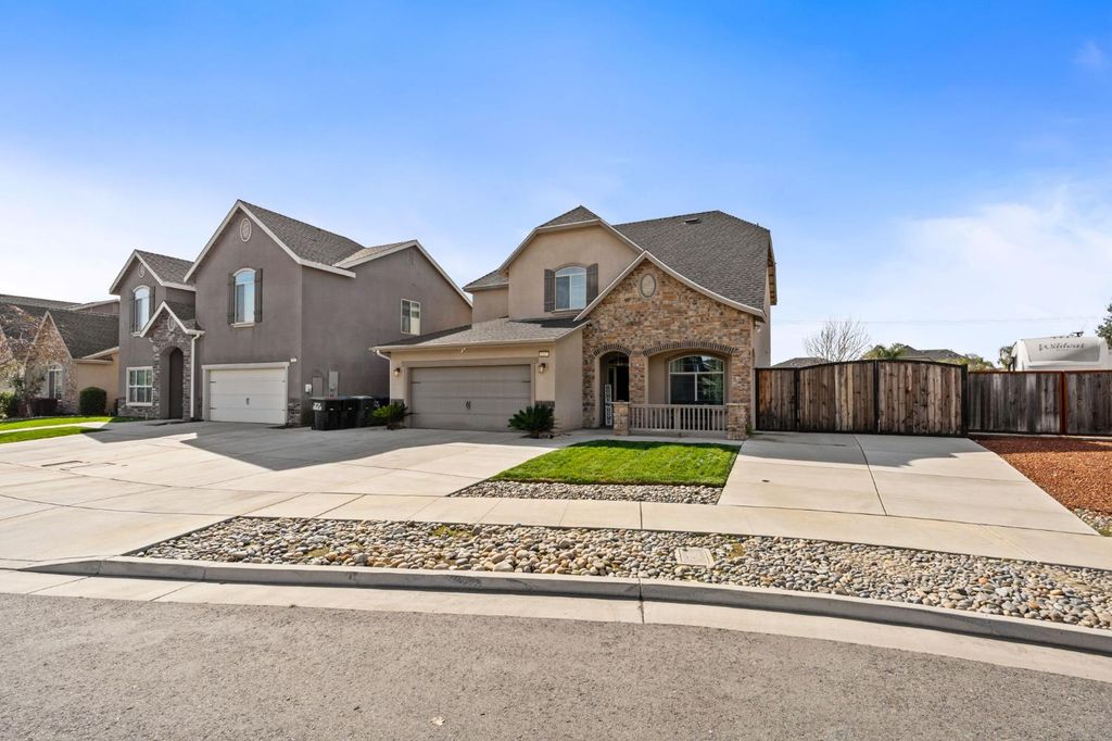 Image 3 of property listing at 2327 N Elm, Visalia, CA 93291