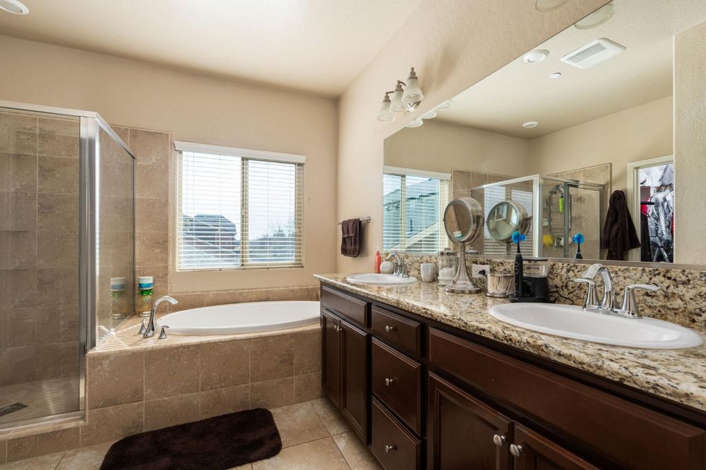 Image 30 of property listing at 2327 N Elm, Visalia, CA 93291