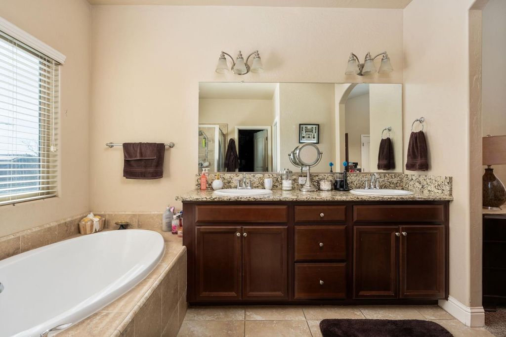 Image 32 of property listing at 2327 N Elm, Visalia, CA 93291