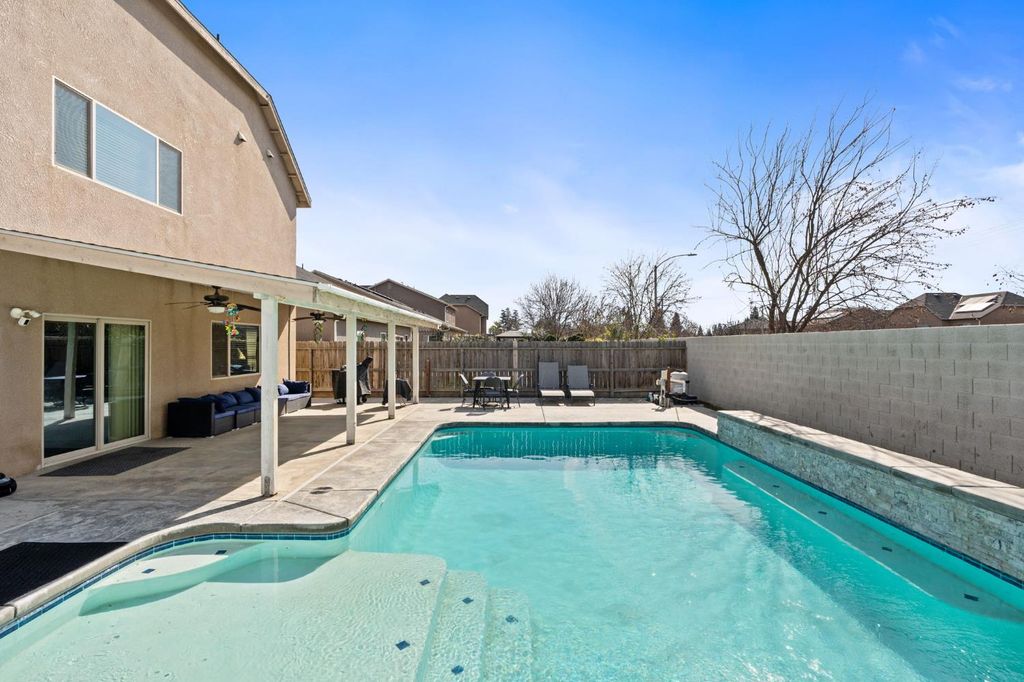 Image 34 of property listing at 2327 N Elm, Visalia, CA 93291