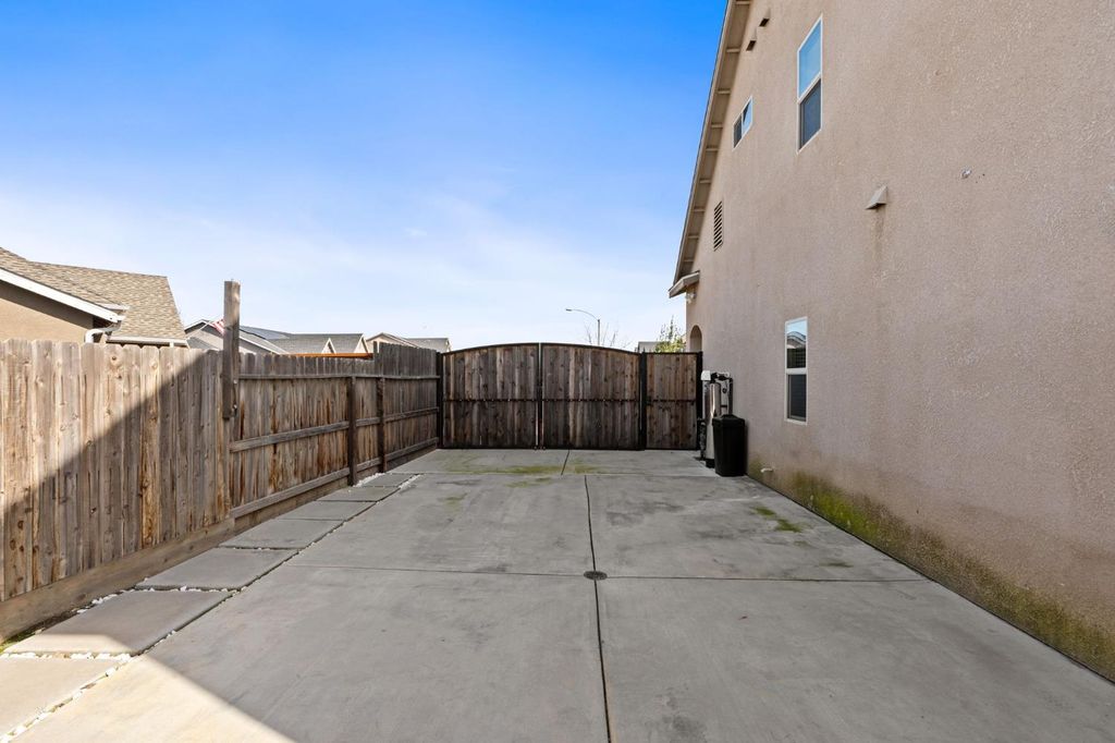 Image 39 of property listing at 2327 N Elm, Visalia, CA 93291