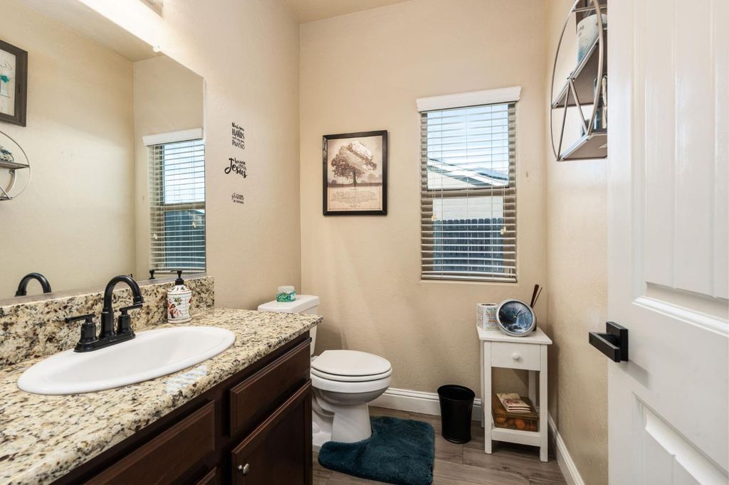 Image 7 of property listing at 2327 N Elm, Visalia, CA 93291