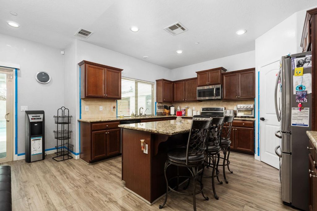 Image 9 of property listing at 2327 N Elm, Visalia, CA 93291