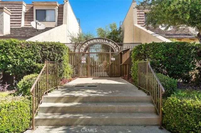 18415 Collins, Tarzana, CA 91356