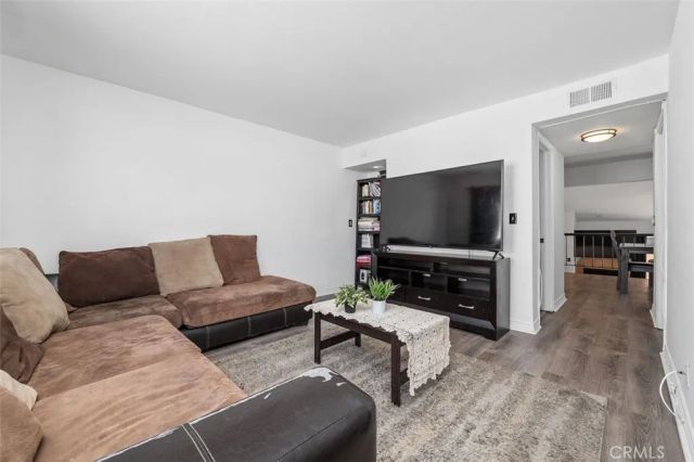 18415 Collins, Tarzana, CA 91356