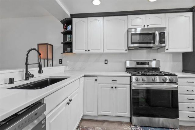 18415 Collins, Tarzana, CA 91356