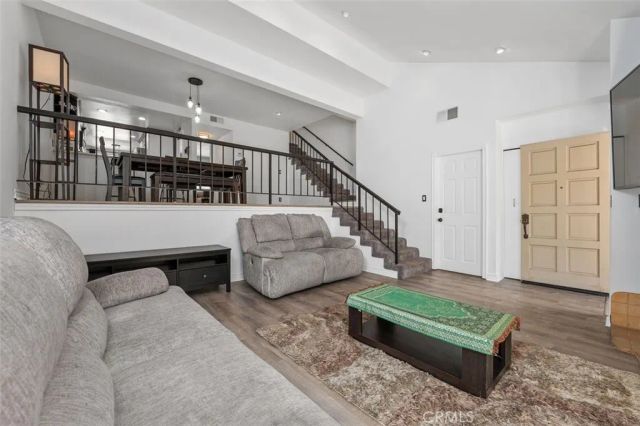 18415 Collins, Tarzana, CA 91356