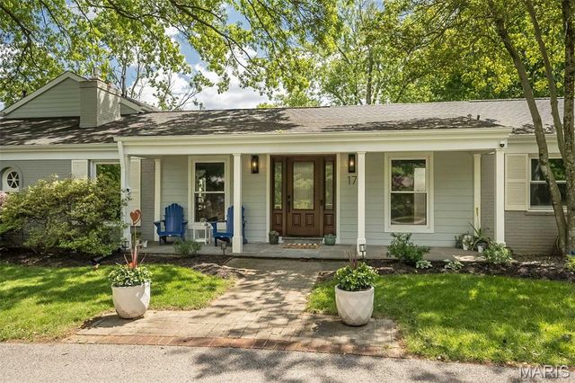 17 Colonial Hills Parkway, Creve Coeur, MO 63141