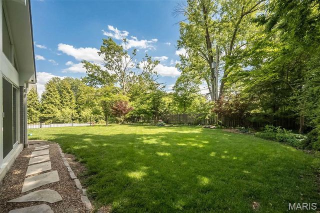 17 Colonial Hills Parkway, Creve Coeur, MO 63141