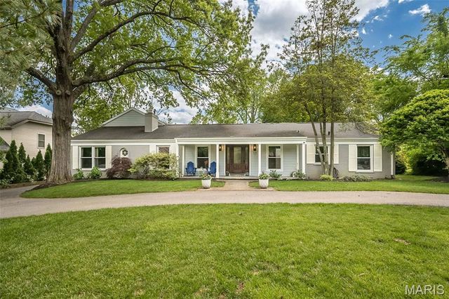 17 Colonial Hills Parkway, Creve Coeur, MO 63141