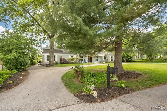 17 Colonial Hills Parkway, Creve Coeur, MO 63141