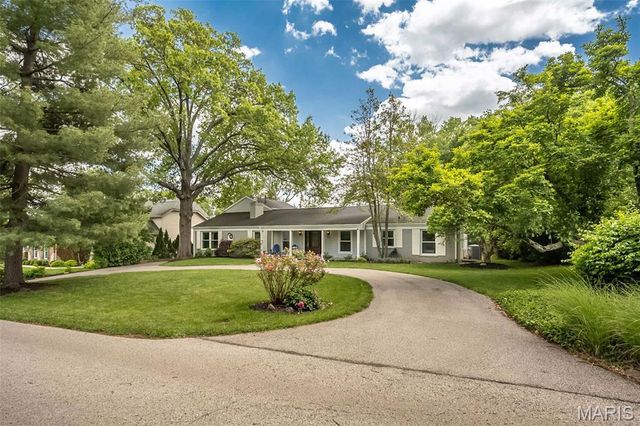 17 Colonial Hills Parkway, Creve Coeur, MO 63141