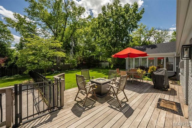 17 Colonial Hills Parkway, Creve Coeur, MO 63141
