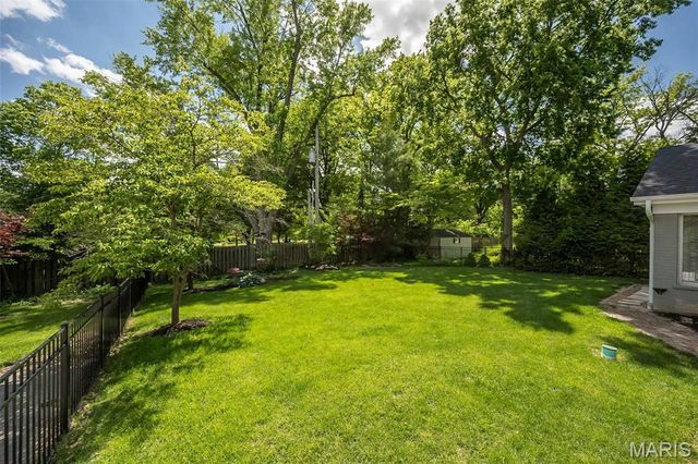 17 Colonial Hills Parkway, Creve Coeur, MO 63141