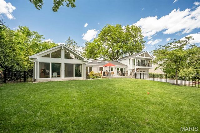17 Colonial Hills Parkway, Creve Coeur, MO 63141