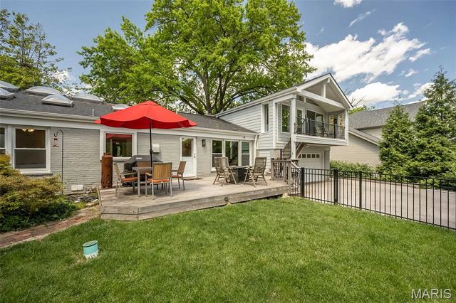 17 Colonial Hills Parkway, Creve Coeur, MO 63141