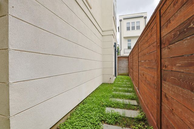 2212 Stuart Street, Houston, TX 77004