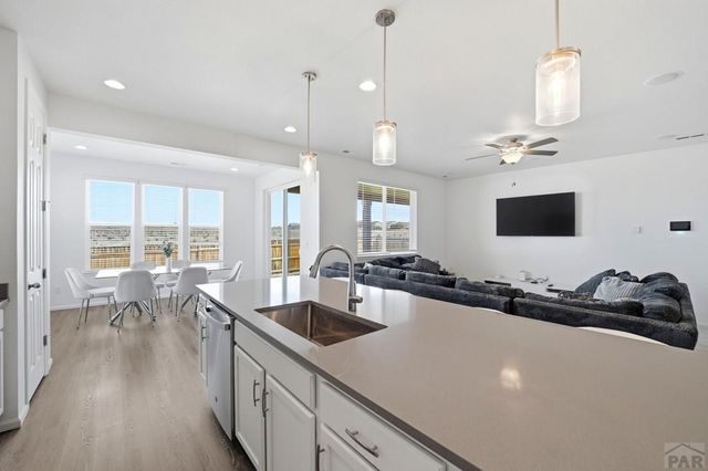 2213 Sunrise Ln, Pueblo, CO 81008