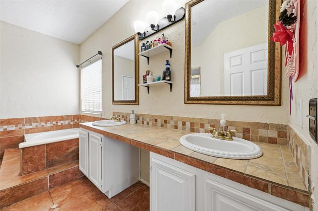 7000 Cadillac Boulevard, Arlington, TX 76016