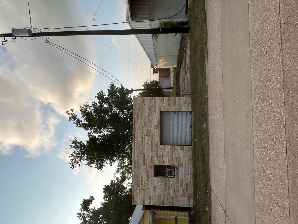 122 W Milam Ave, Rockdale, TX 76567