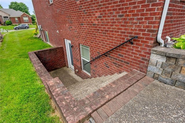 1035 Caiman Court, Sellersburg, IN 47172
