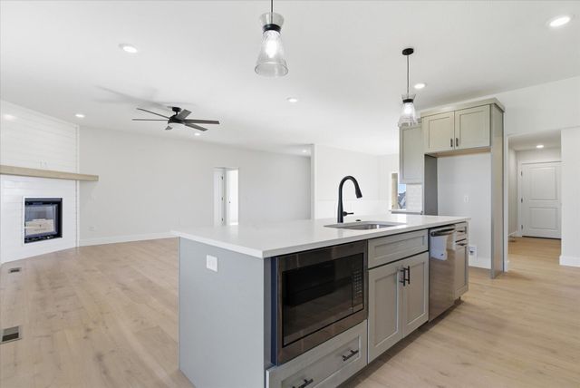 5569 E Wild Horse Drive, Springfield, MO 65802