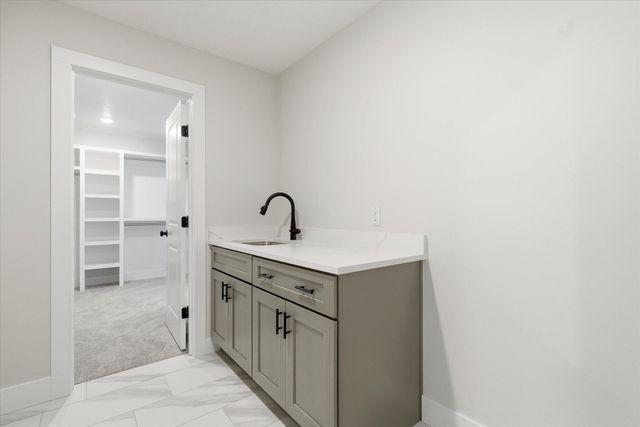 5569 E Wild Horse Drive, Springfield, MO 65802