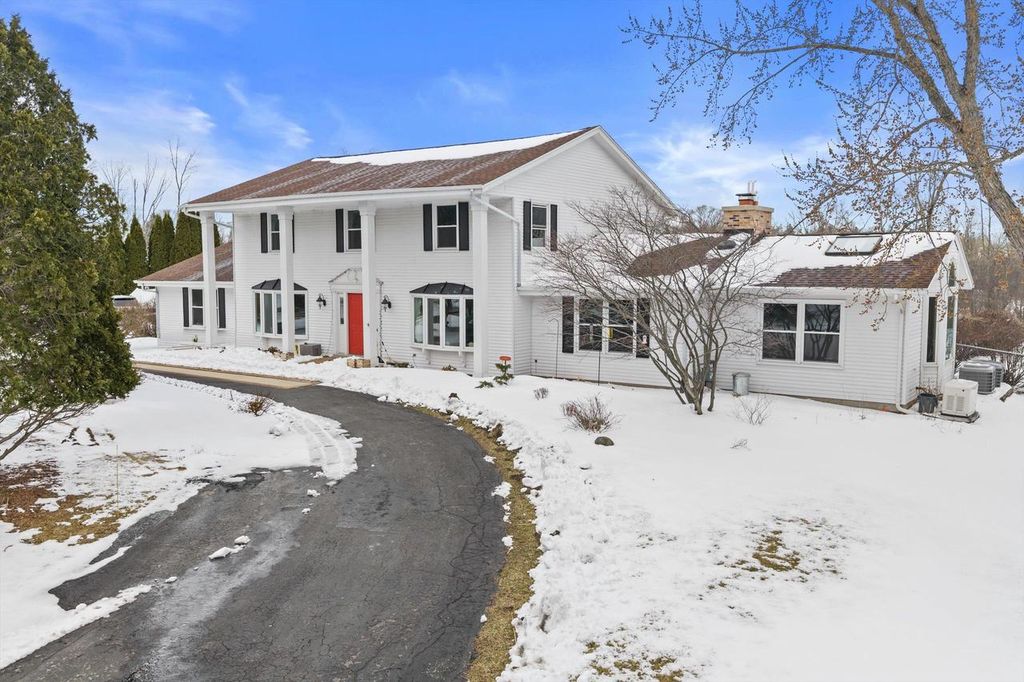 2626 W Ranch ROAD, Mequon, WI 53092